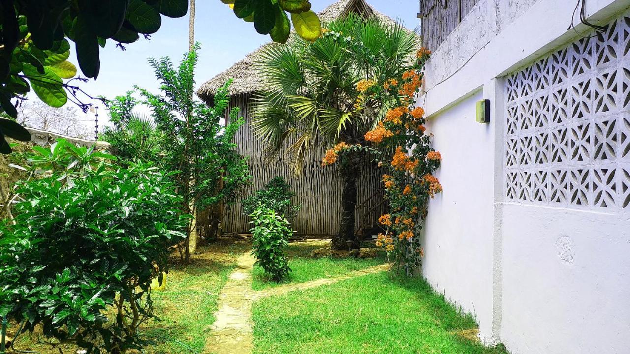 Diani Hostel Playa de Diani Exterior foto
